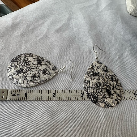 Pretty sparkly silvertone metal flower earrings - Picture 2 of 6